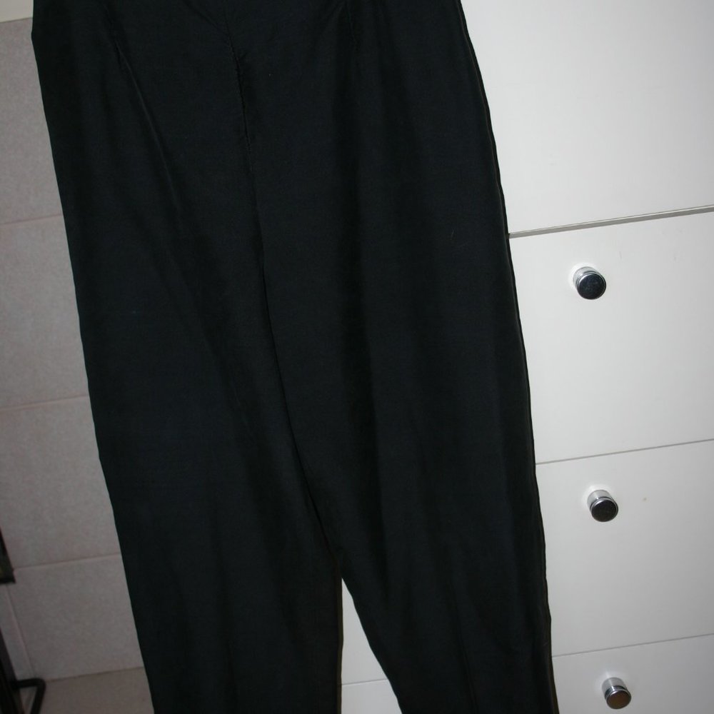 CARLISLE Black Pant.  Size 8.  100%  Silk--Fully Lined.  Slightly Above Ankle.